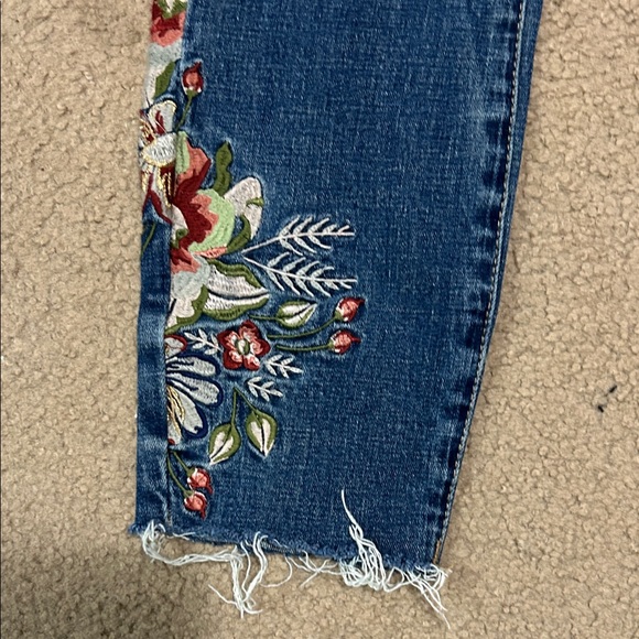 Blank NYC Floral Embroidered Cropped Jeans - Picture 3 of 6